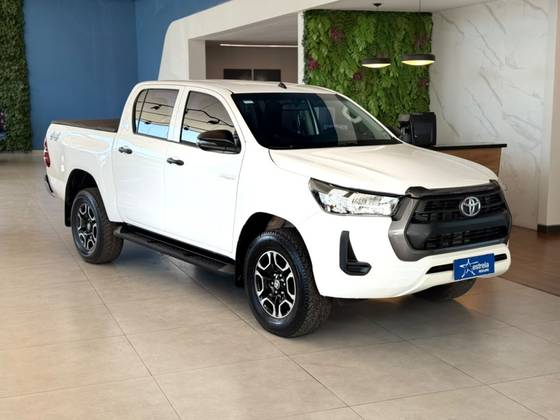 TOYOTA HILUX 2.8 D-4D TURBO DIESEL CD POWER PACK 4X4 MANUAL TOYOTA HILUX 2.8 D-4D TURBO DIESEL CD POWER PACK 4X4 MANUAL
